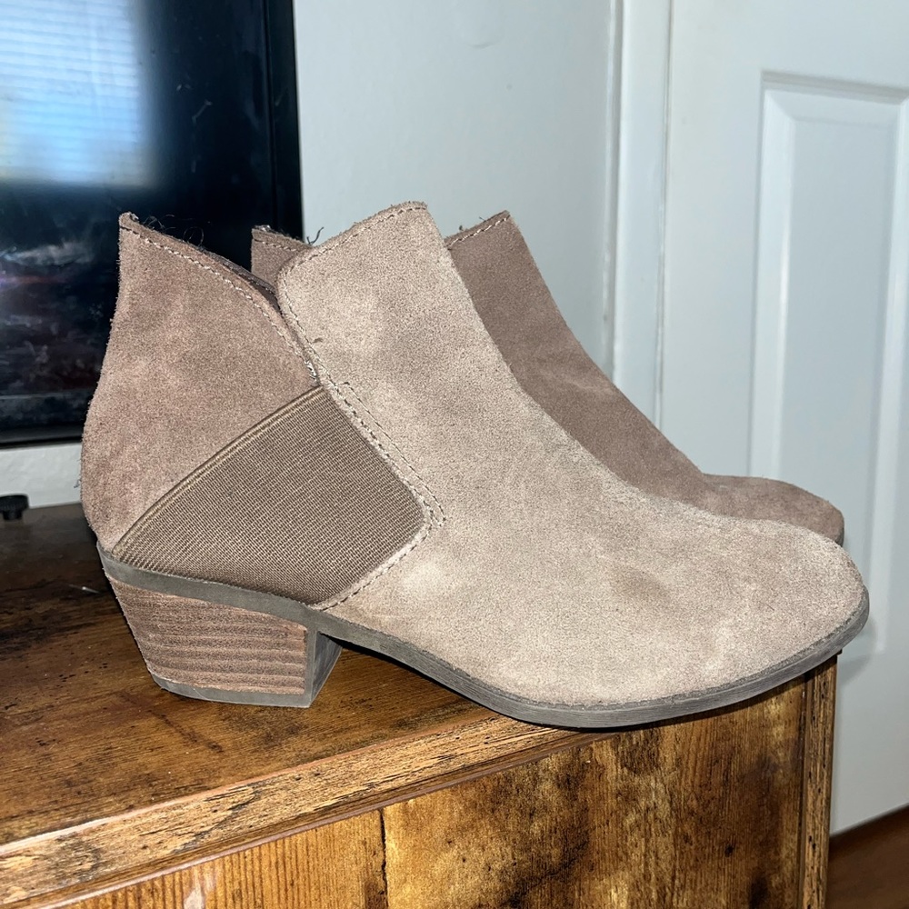 Low heel suede ankle boot